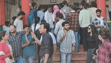 बिलासपुर में कोचिंग-इंस्टीट्यूट के खिलाफ सड़क पर उतरे टीचर-स्टूडेंट्स:बोले-डेमो दिखाकर वसूले हजारों रुपए, टीचर को नहीं दे रहे सैलरी, थाने का घेराव कर हंगामा