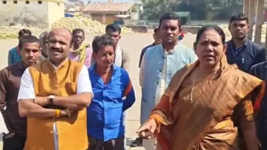 विधायक सावित्री मडावी ने धान खरीदी केंद्र का निरीक्षण किया:अव्यवस्था पर अधिकारियों को फटकारा, 25 केंद्रों पर खरीदी शुरू नहीं