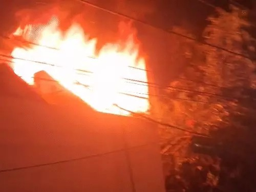 बिलासपुर में घर में लगी भीषण आग:दरवाजे से उठी लपटें पूरे घर में फैली, सदस्यों ने भागकर बचाई जान; डेढ़ घंटे बाद बुझी