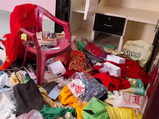 सूने घर में चोरों ने बोला धावा, लाखों के जेवर और बर्तन चोरी