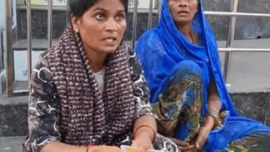 2 महीने से बेटा लापता, न्याय की गुहार में धरने पर बैठी मां-बेटी; पुलिस पर लापरवाही का आरोप
