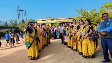 महिला कल्याण समाज एसईसीएल इंदिरा विहार ने जरूरतमंदों को कंबल, स्वेटर, अध्ययन सामग्री, खाद्यान्न सामग्री का किया वितरण    बिलासपुर। सामाजिक सरोकार की मिसाल पेश करते हुए महिला कल्याण समाज इंदिरा विहार ने श्रद्धा महिला मंडल अध्यक्ष आदरणीय श्रीमती शशि दुहन मैडम के मार्गदर्शन और सहयोग से  बच्चों और बुजुर्गों को सहायता सामग्री दी ।   महिला कल्याण समाज एसईसीएल बिलासपुर द्वारा 16 नवंबर रविवार को ग्राम फुलवारी पर एक सामाजिक सेवा कार्यक्रम का आयोजन किया गया, जिसमें जरूरतमंद बच्चों को स्वेटर पेन पेंसिल रबर शॉपनर बिस्किट मूंग दाल फल तथा बुजुर्गों को कंबल शॉल बिस्किट्स वितरित किए गए । कार्यक्रम का उद्देश्य ठंड के मौसम में सहायता प्रदान करना और बच्चों को पढ़ाई के लिए प्रोत्साहित करना था ।   संस्था की सचिव श्रीमती माधुरी तिवारी ने बताया कि समाज सेवा हमारे संगठन की प्राथमिकता है और भविष्य में भी ऐसे कार्यक्रम निरंतर किए जाएंगे । महिला कल्याण समाज की जिन महिलाओं ने इस नैतिक और सामाजिक सेवा के लिए योगदान दिए हैं वह श्रीमती रेहाना खान श्रीमती कविता घोष,सुप्रभा आचार्य, सरोज वस्त्रकर, कृति गंगाजली, सरिता पार्टले, जागिता रानी, माया राव, राधा सिंह, कीर्ति साहू , सरला शर्मा रोजl रथ ,  एंजेलिना राज, अमित जायसवाल, लिपि दास गुप्ता, वंदना कुमारी, सरिता चौहान, बृहस्पति कश्यप, भारती सिंह, सीमा दिघरस्कर, राखी कोस्टा, प्रभास शुक्ला कविता, प्रीति, रवि, आभा पांडे, रजनी श्रीवास, नागमणि राव, संतोषी मेहता, रेखा गला., शेफाली घोष, सुनीता जायसवाल, पुष्पा पटेल, उषा चंद्र, रूबी हनीफी, भानुमति नेताम, ताराबाई, आयुषी जैन, सीना बिन्नी, राजश्री साहू, दिव्या भौमिक, रेणुका मसीह, हेमलता कश्यप, सविता शर्मा, बबीता मिश्रा, माया कपाले , वंदना देवांगन, नीलम सैम, सफीना, दिव्या, गीता रावत, किरण ठाकुर, रामकली जायसवाल, दुर्गेश साहू, किरण बाला पांडे, प्रभा तिवारी, गीता मंडल, सुषमा महतो, इन सभी सदस्यों ने कार्यक्रम को सफल बनाने के लिए अपना सहयोग और योगदान प्रदान किया। अंत में महिला कल्याण समाज ने संदेश दिया कि समाज सेवा ही सच्ची मानव सेवा है और हम हर वर्ष ऐसे कार्य करते रहेंगे, किसी के चेहरे पर मुस्कान लाना ही सच्ची मानवता है।