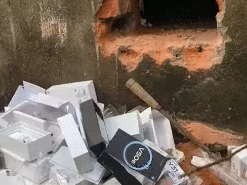 दीवार में 1 फीट छेद-कर 25 लाख के मोबाइल चोरी,VIDEO:महंगे आईफोन ले गए, सस्ते फेंके, कैश काउंटर-गोल्ड रिंग को हाथ तक नहीं लगाया