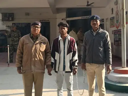 जशपुर पुलिस ने फरार वारंटी को गिरफ्तार किया:’ऑपरेशन अंकुश’ में 8 मामलों का वांछित आरोपी को न्यायिक रिमांड पर जेल भेजा गया