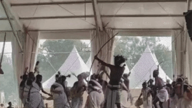 हिड़मा की लाश से लिपटकर रोई सोनी सोढ़ी:शव पर काली पैंट-शर्ट डाली, पत्नी राजे की लाल जोड़े में विदाई; पूवर्ती में अंतिम संस्कार