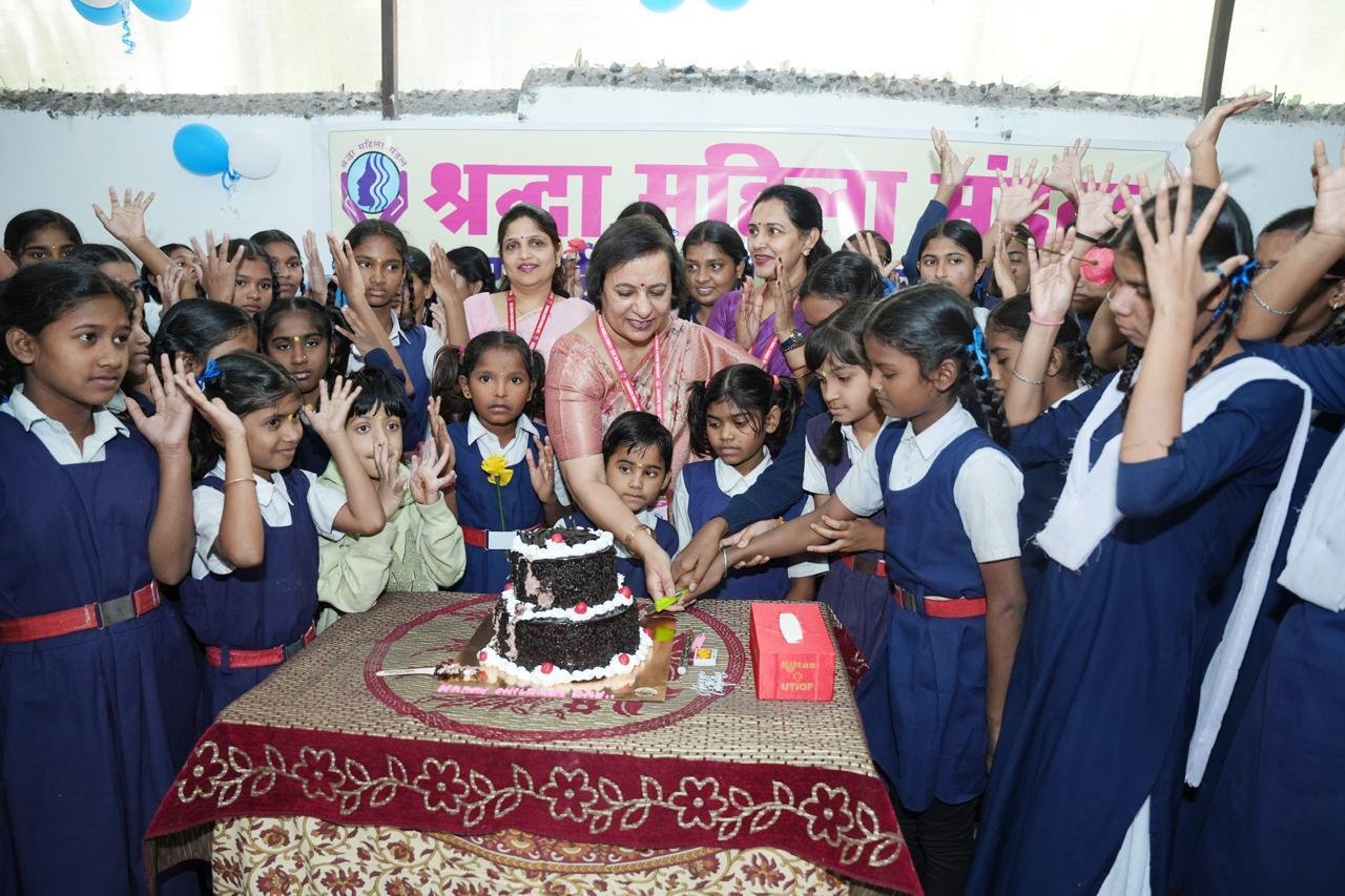 श्रद्धा महिला मंडल ने श्रवण-बाधित बालिकाओं के बीच मनाया बाल दिवस