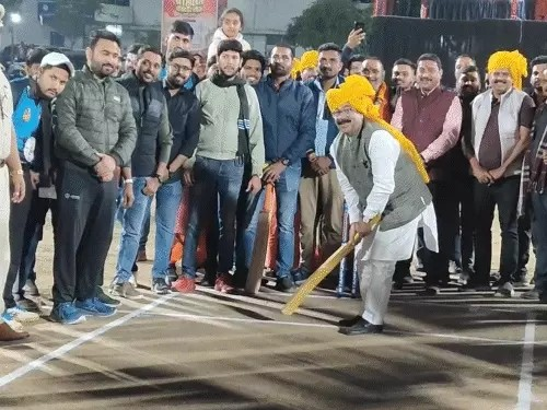 डिप्टी CM की बॉल पर पचरा-गायक युवराज ने लगाए छक्के:बिलासपुर में वैदिक मंत्रोच्चार के साथ ब्राह्मण प्रीमियर-लीग का आगाज; आतिशबाजी भी हुई