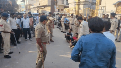 हत्या के आरोपियों को सड़क पर बैठाकर डंडे से मारा:दुर्ग पुलिस ने निकाला जुलूस; 24 घंटे में पकड़ाए आरोपी