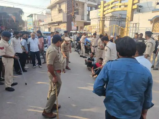 हत्या के आरोपियों को सड़क पर बैठाकर डंडे से मारा:दुर्ग पुलिस ने निकाला जुलूस; 24 घंटे में पकड़ाए आरोपी
