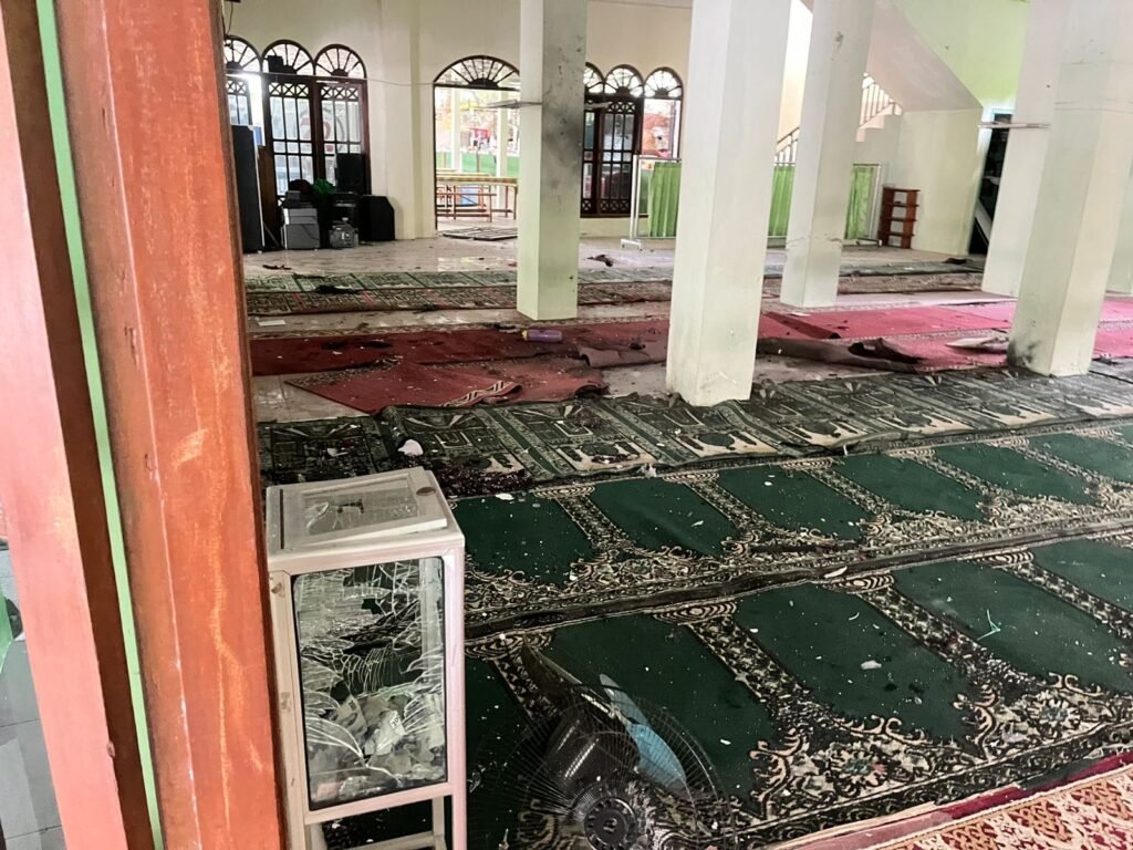 Indonesia : इंडोनेशिया के स्कूल परिसर में बनी मस्जिद में जुमे की नमाज के बीच धमाके, बच्चों समेत 54 लोग घायल; तीन गंभीर