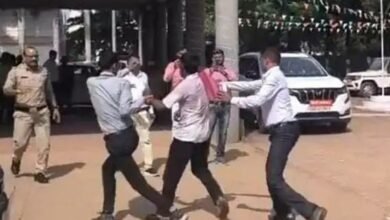 धमतरी: कलेक्टर जनदर्शन में पेट्रोल और माचिस लेकर पहुंचे फरियादी… युवक ने की आत्मदाह करने की कोशिश