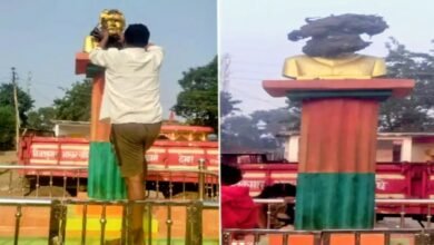 धमतरी: पूर्व प्रधानमंत्री अटल बिहारी वाजपेयी की प्रतिमा पर फेंकी मिट्टी, भाजपाइयों ने की दोषियों को सजा देने की मांग