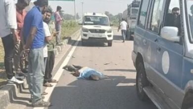सड़क पर तड़पती रही ज़िंदगी! बोलेरो की टक्कर से बाइक सवार की मौत, देखें हादसे का LIVE वीडियो 