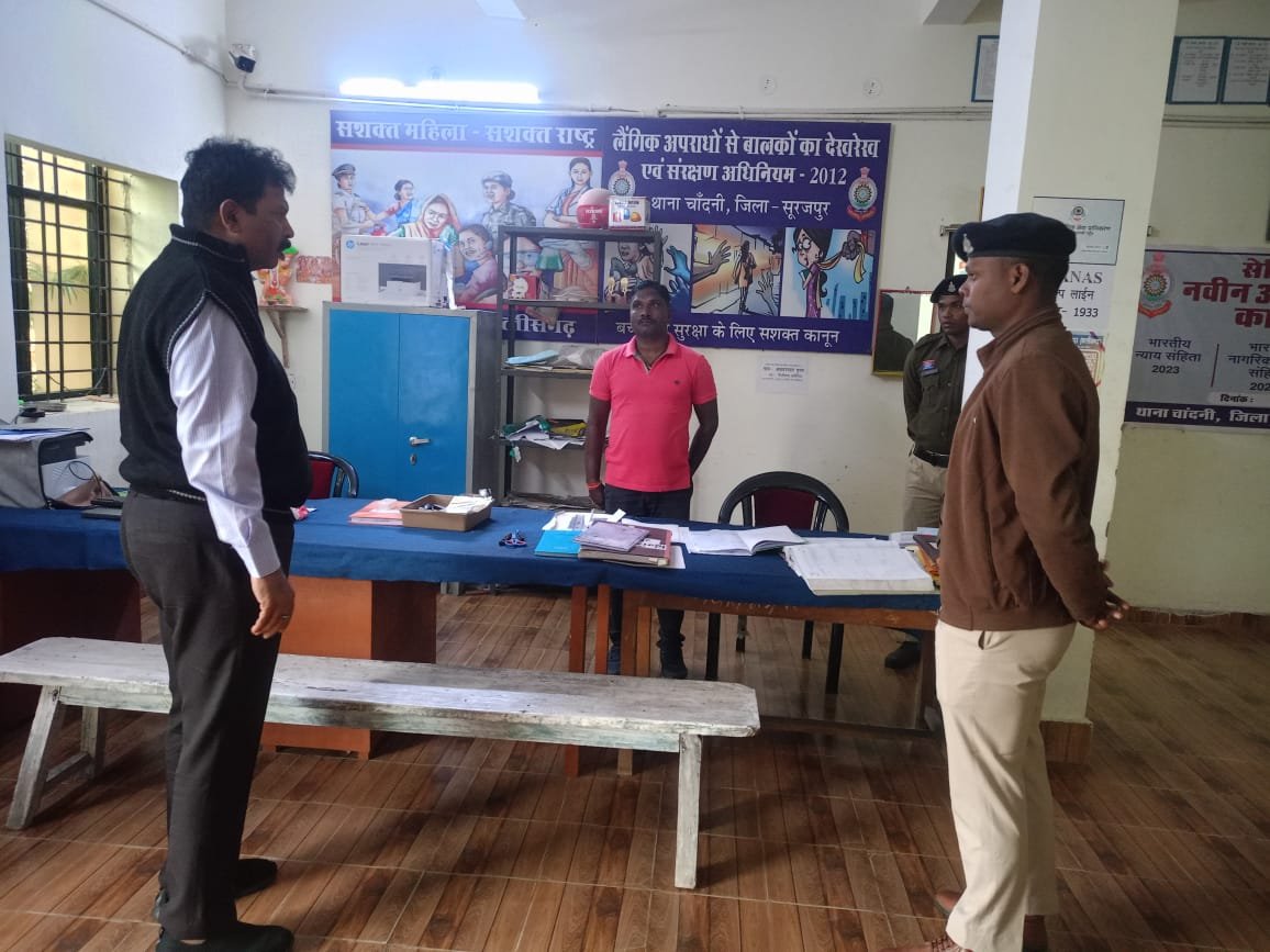 DIG-SSP सूरजपुर का औचक निरीक्षण: थाने-चौकी और सीमा में पाई गई खामियां, तुरंत सुधारने के निर्देश