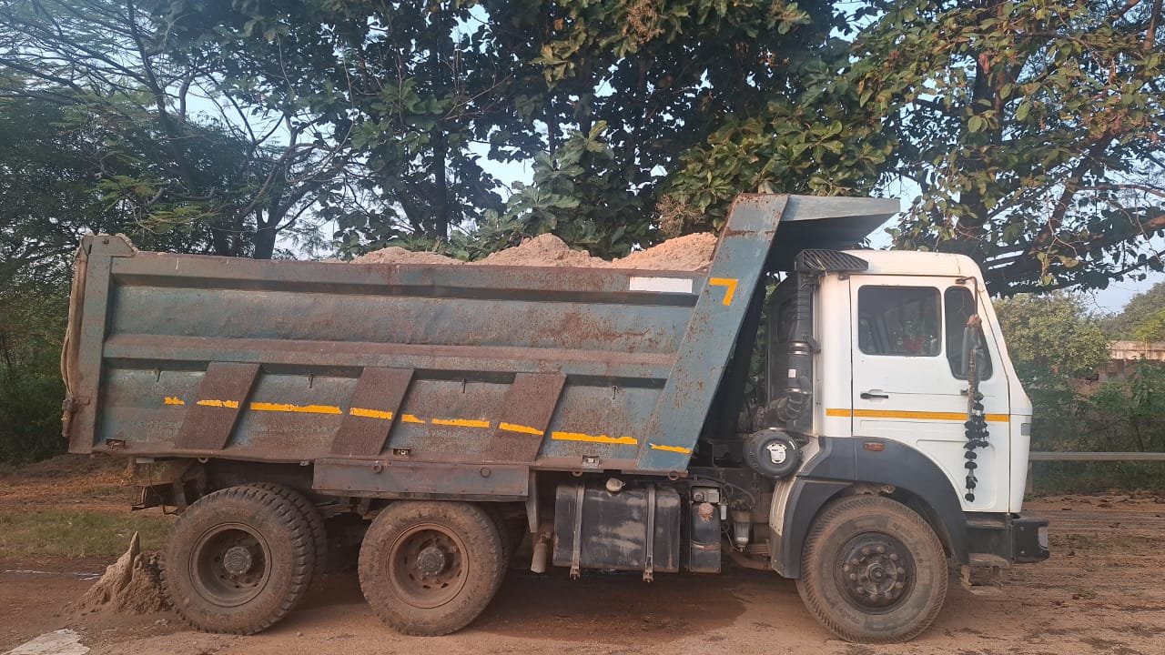 सूरजपुर: बिना परमिट रेत ले जा रहा हाईवा पकड़ा गया, चालक-मालिक को कोर्ट ने लगाया 36,300 का जुर्माना