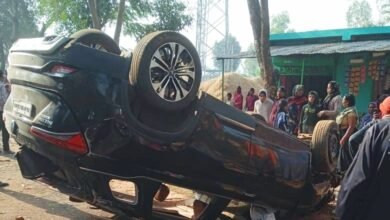 GPM: तेज रफ्तार कार ने बस का इंतजार कर रहें लोगों को रौंदा, हादसे में अधेड़ की मौके पर मौत; महिला व बच्ची गंभीर घायल