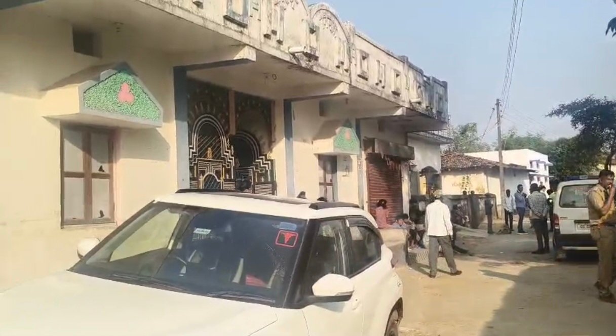 कोरबा: बालको इलाके में डकैती की वारदात से सनसनी, दीवार फांदकर घर में घुसे लुटेरे; बंधक बनाकर ले उड़े नकदी-जेवरात कोरबा: बालको इलाके में डकैती की वारदात से सनसनी, दीवार फांदकर घर में घुसे लुटेरे; बंधक बनाकर ले उड़े नकदी-जेवरात