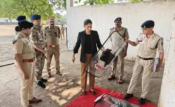 मनेन्द्रगढ़ में भालुओं का दिन में भी विचरण:वन विभाग और पुलिस मौके पर पहुंची, वार्ड में कराई जा रही मुनादी