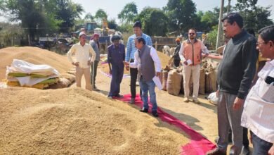 रायपुर संभागायुक्त का महासमुंद जिले के धान खरीदी केन्द्र और चेकपोस्ट का निरीक्षण