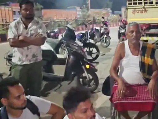 रायगढ़ में लुंगी-बनियान पहनकर रेस्टोरेंट आए बुजुर्ग को भगाया:विरोध में बैठे मोहल्लेवासी, मैनेजर ने माफी मांगी तब मामला शांत हुआ