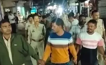 चिरमिरी पुलिस ने 10 आरोपियों का जुलूस निकाला:आरोपी बोले- नशा का कारोबार करना अपराध है, पुलिस हमारी बाप है