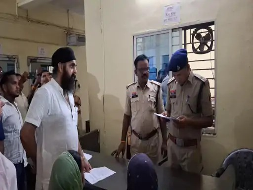 बेमेतरा पुलिस पर चोरी का आरोप:पीड़ित परिवार बोला- कार्रवाई करने आई पुलिस ने 1.20 करोड़ के गहने चुराए; SSP बोले- जांच होगी बेमेतरा पुलिस पर चोरी का आरोप:पीड़ित परिवार बोला- कार्रवाई करने आई पुलिस ने 1.20 करोड़ के गहने चुराए; SSP बोले- जांच होगी