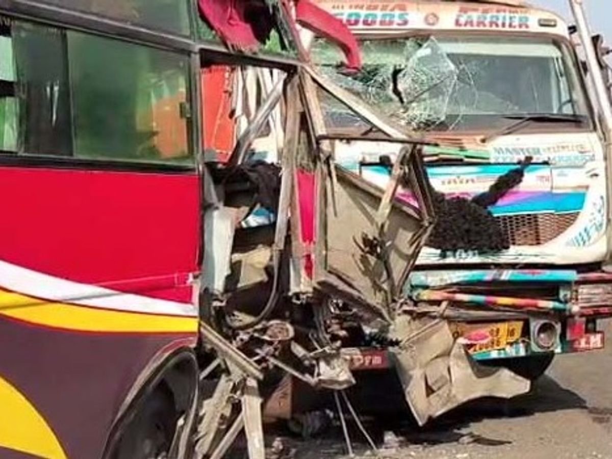CG Accident : रायगढ़ में यात्री बस और ट्रक में हुई आमने-सामने की टक्कर, बस ड्राइवर समेत 12 यात्री घायल