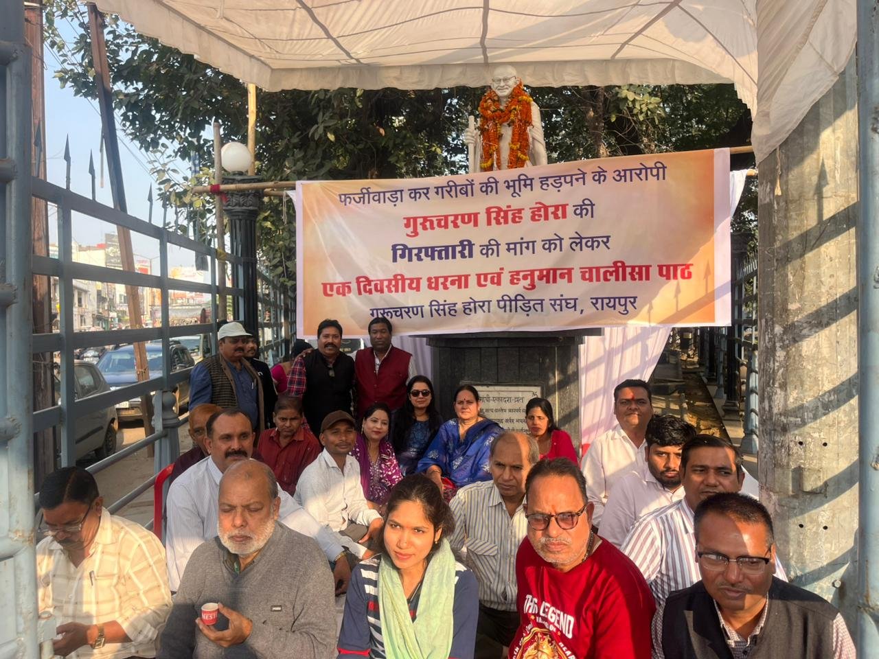 गुरुचरण सिंह होरा की गिरफ्तारी के लिए लोग धरने पर बैठे ,हनुमान चालीसा का किया पाठ