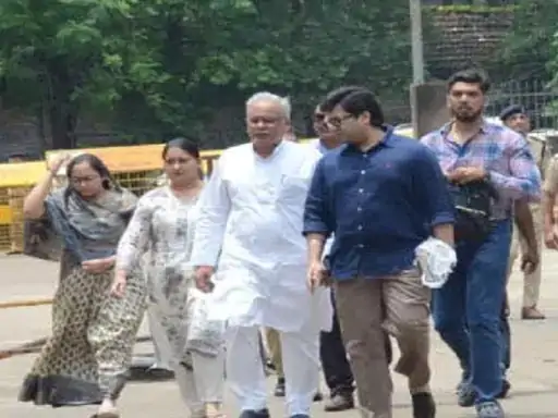 बेटे से मिलने सेंट्रल जेल पहुंचे पूर्व CM भूपेश बघेल:पूरा परिवार साथ में, 3 महीने से जेल में बंद है चैतन्य बघेल