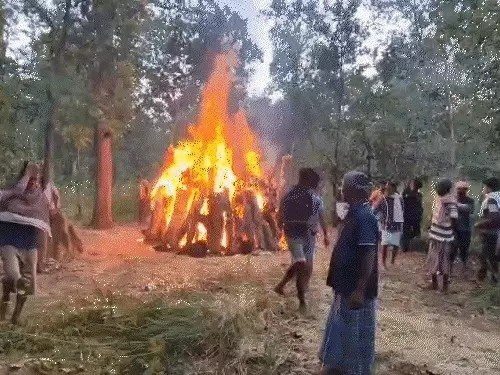 पिता-पुत्र-भतीजे की एक साथ जली चिता…VIDEO:2 भाई साथ में दफनाए गए; मूवी देखकर घर लौट रहे थे 11 लोग, स्कॉर्पियो सवार 5 की मौत