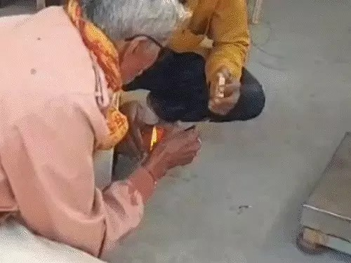 धान खरीदी शुरू…रायपुर में तौल पूजा से शुभारंभ:धमतरी में अधिकारी-कर्मचारी नदारद, आज का टोकन शाम 5 बजे तक मिलेगा, हड़ताल पर प्रतिबंध