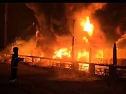 मनेन्द्रगढ़ की प्लास्टिक फैक्ट्री में आग: प्लास्टिक सामान और एक गाड़ी जली, तीन दमकलों ने पाया काबू, पटाखे से लगी आग की आशंका