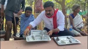 डिप्टी सीएम पहुंचे नक्सली हिड़मा के घर, मां से की मुलाकात – बोले ‘बेटा लौट आए, सरकार देगी सुरक्षा’