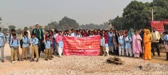 नई जगह भेजने पर कुदुदंड की महिलाओं का विरोध तेज: जर्जर अटल आवास में शिफ्ट होने से इनकार, निगम कार्यालय का घेराव