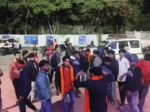 बिलासपुर में महिलाओं-बच्चों का ब्रेनवॉश करने का आरोप:मकान में चल रही प्रार्थना-सभा में हिंदूवादी संगठनों का हंगामा; 3 गिरफ्तार