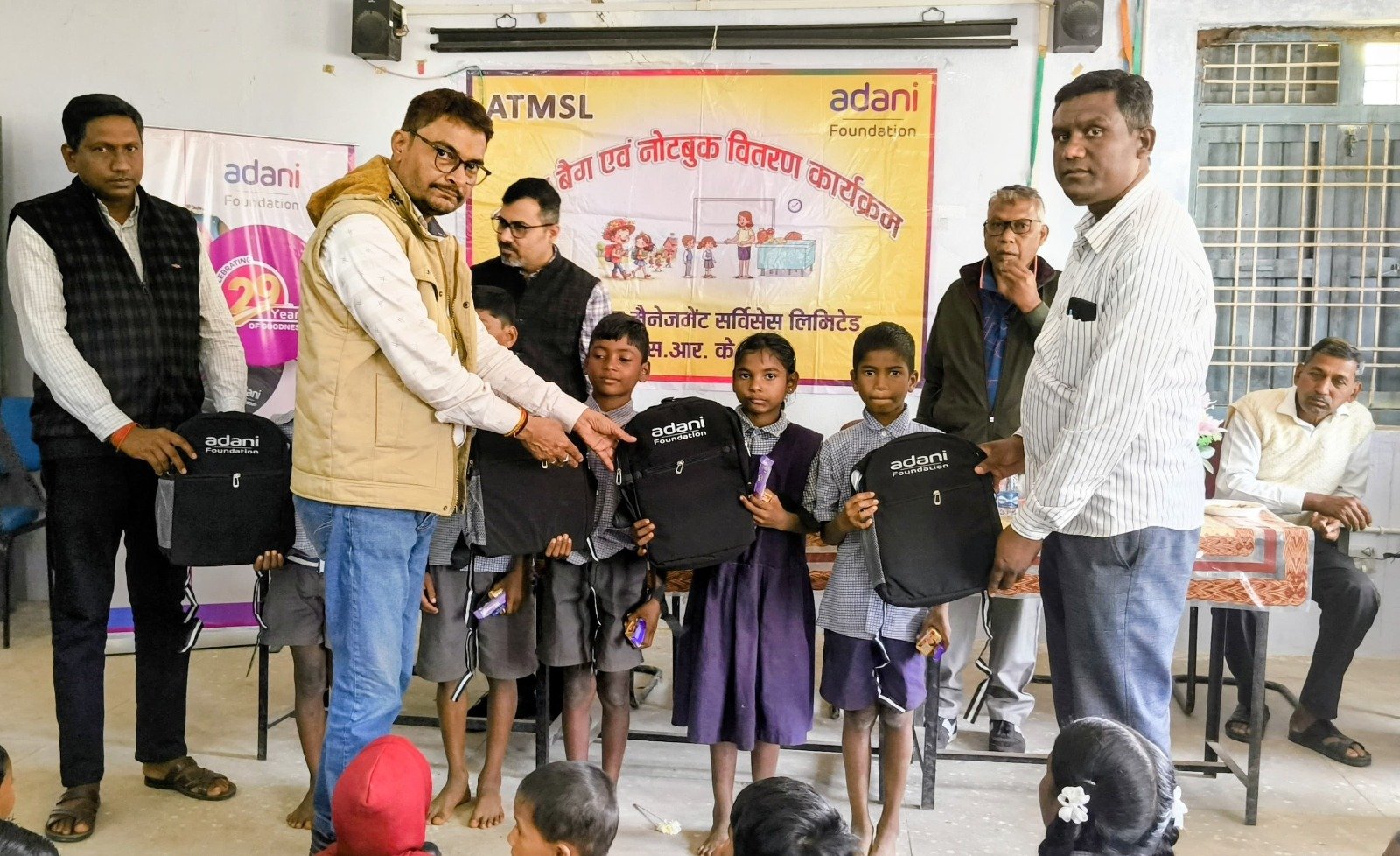 बाल दिवस पर मुस्कान की सौगात – चकेरी के छह शासकीय विद्यालयों में 300 विद्यार्थियों को मिले नए स्कूल बैग