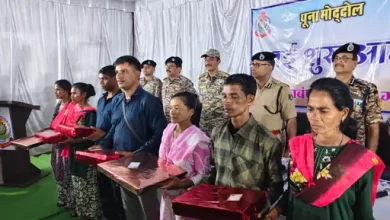 गरियाबंद में 37 लाख के इनामी 7 नक्सलियों का सरेंडर:इनमें कमांडर सुनील भी शामिल, SLR-इंसास साथ लाए; कहा-रूपेश दादा की अपील पर लिया फैसला