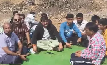 खाली मैदान में निगम डंप कर रहा था कचरा:वार्ड पार्षद ने गाड़ी को कचरा फेंकते पकड़ा, धरने पर बैठे तो एक घंटे में उठवाया