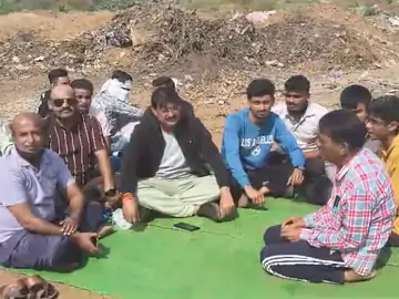 खाली मैदान में निगम डंप कर रहा था कचरा:वार्ड पार्षद ने गाड़ी को कचरा फेंकते पकड़ा, धरने पर बैठे तो एक घंटे में उठवाया