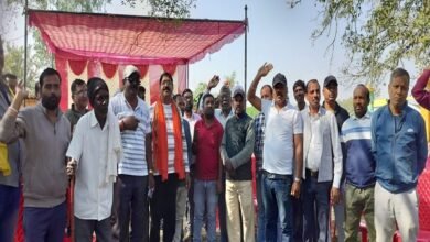जर्जर सड़क बना मौत का जाल: हर दिन घायल हो रहे राहगीर, ग्रामीणों ने कोयला परिवहन किया ठप