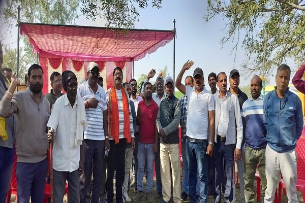 जर्जर सड़क बना मौत का जाल: हर दिन घायल हो रहे राहगीर, ग्रामीणों ने कोयला परिवहन किया ठप