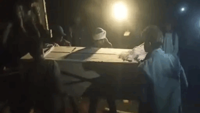 मैनपाट में कंधे पर शव लेकर 3KM पैदल चले ग्रामीण:गांव तक नहीं बनी है सड़क, विधायक रामकुमार टोप्पो बोले- सड़क बनाने की करेंगे पहल