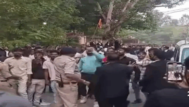 कथावाचक आशुतोष चैतन्य की गिरफ्तारी के कोर्ट में हंगामा:बिलासपुर में सतनामी समाज के लोगों ने किया प्रदर्शन, कहा- सतनामी तुम्हारा बाप है