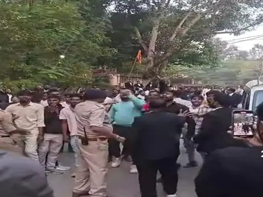 कथावाचक आशुतोष चैतन्य की गिरफ्तारी के कोर्ट में हंगामा:बिलासपुर में सतनामी समाज के लोगों ने किया प्रदर्शन, कहा- सतनामी तुम्हारा बाप है कथावाचक आशुतोष चैतन्य की गिरफ्तारी के कोर्ट में हंगामा:बिलासपुर में सतनामी समाज के लोगों ने किया प्रदर्शन, कहा- सतनामी तुम्हारा बाप है