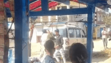 आबकारी SI का विवादित: ठेला लगाने पर व्यापारी को बस स्टैंड में पीटा, सड़क पर पटका