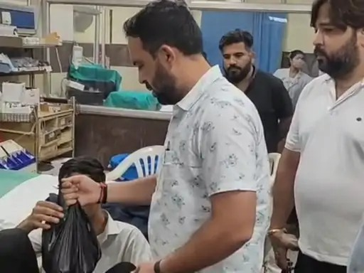 ट्रेन हादसे के बाद मदद को आगे आए डॉक्टर-सामाजिक संगठन:अग्रवाल-सिंधी समाज ने बांटे भोजन पैकेट, पानी और मेडिकल किट