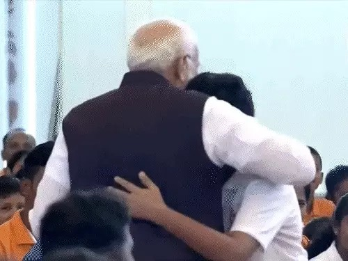 मोदी बोले- नवा रायपुर को बनाएंगे प्रदेश की पहली सोलर-सिटी:साईं हॉस्पिटल में बच्चे को लगाया गले, तीजन बाई और विनोद शुक्ल का हालचाल जाना