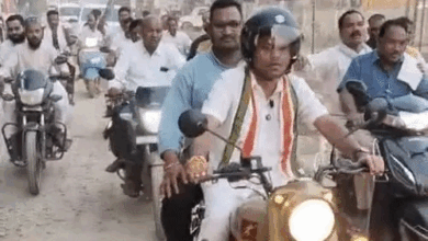 केशकाल में दीपक बैज ने चलाई बुलेट VIDEO:जर्जर सड़कों का विरोध, बोले- बस्तर भी छत्तीसगढ़ का हिस्सा, सरकार सुध ले
