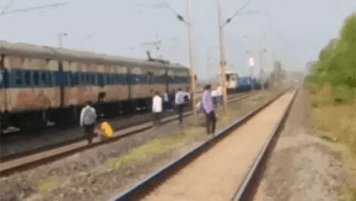 बिलासपुर में एक ही ट्रैक पर फिर आई 3 ट्रेनें:यात्री ट्रेन के आगे-पीछे खड़ी हो गईं दो मालगाड़ियां; मेमू से नीचे उतरे लोग