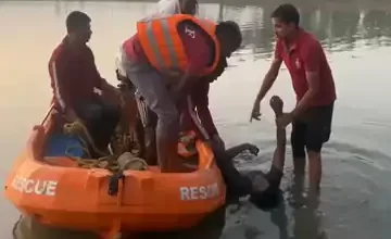 तालाब में चार छात्र डूबे, एक की मौत, दूसरा लापता:बिलासपुर में दो को ग्रामीणों ने बचाया, छुट्टी के दिन नहाने गए थे, तलाश जारी
